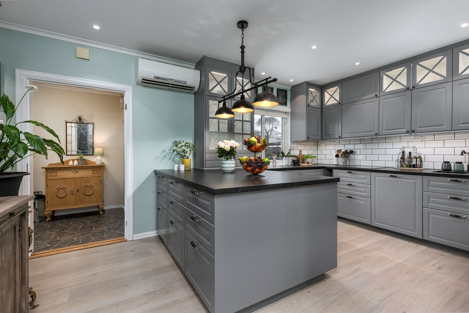 Moderne kjøkken i klassisk stil, installert i 2020. Galleribilde