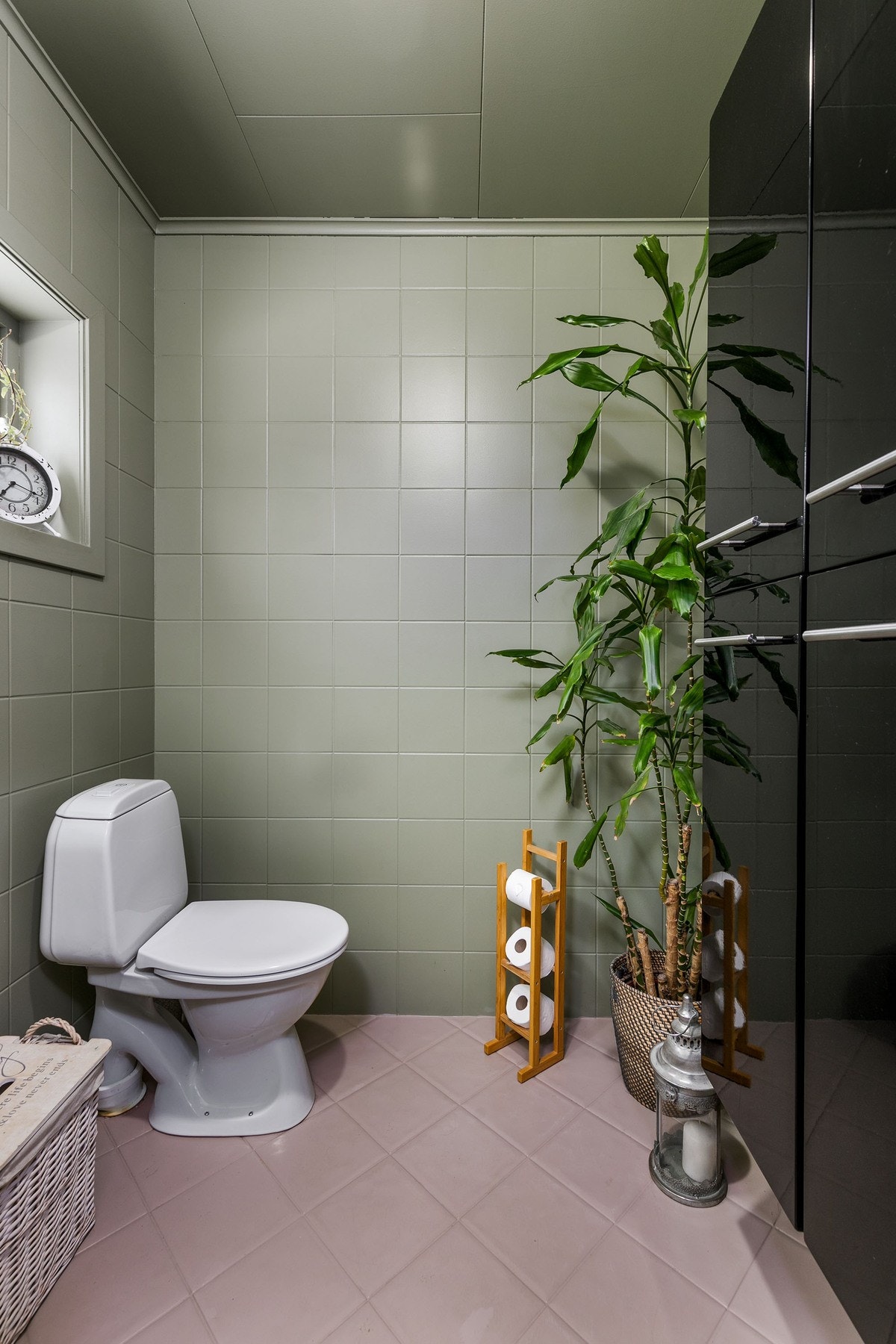 Badet har flislagte vegger og gulv. Innredningen består av servantinnredning med skuffer, med glatte fronter med håndtak. Badet har fått TG3 på pkt. om overflater. Galleribilde