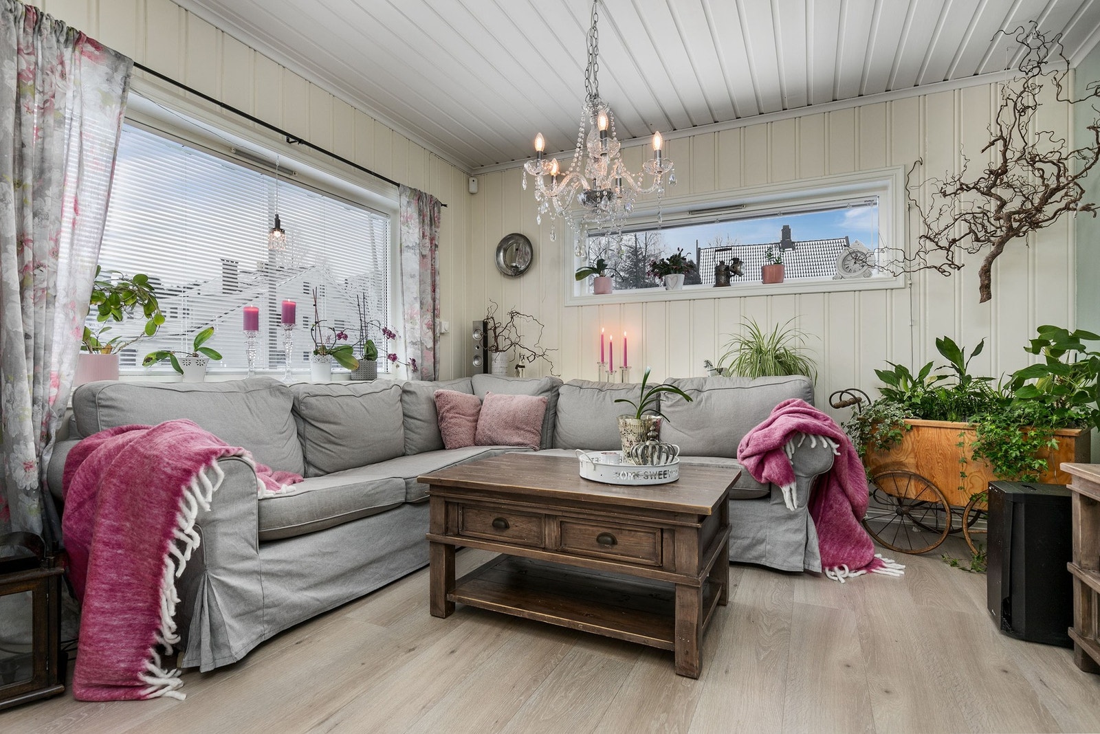 God avsatt plass til å sette inn sofa med tilhørende sofabord Galleribilde