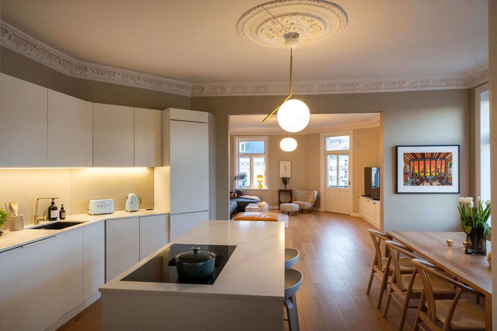 Det er godt med skap- og benkeplass, samt praktisk kjøkkenøy som gir ekstra arbeidsflate. Galleribilde