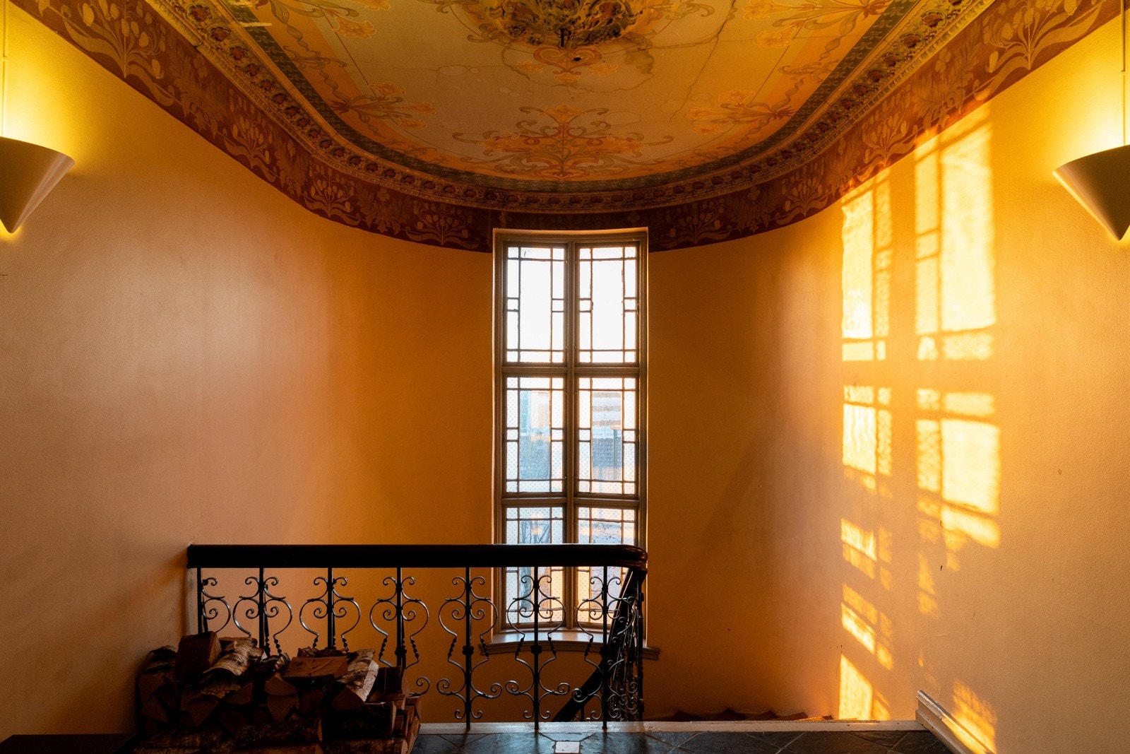 Oppgang med klassisk preg. Galleribilde