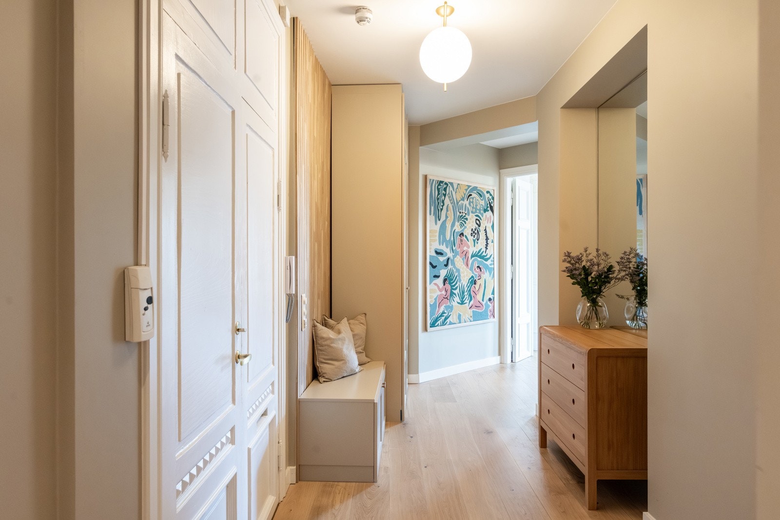 Romslig entré med god plass til yttertøy og oppbevaring. Galleribilde