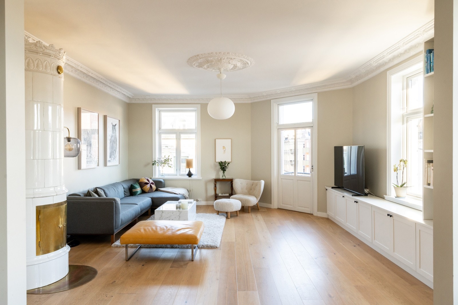 Klassiske detaljer som stukkatur og takrosett gir rommet et tidløst preg. Galleribilde