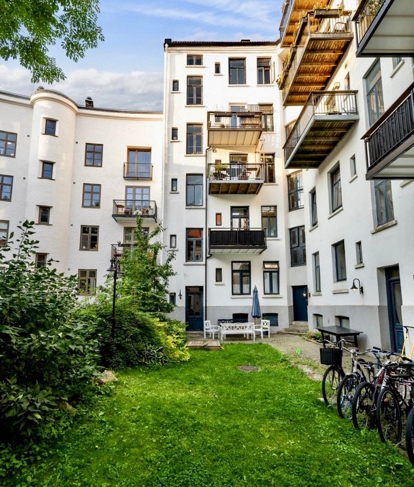 Pent opparbeidet og vedlikeholdt bakgård. Galleribilde