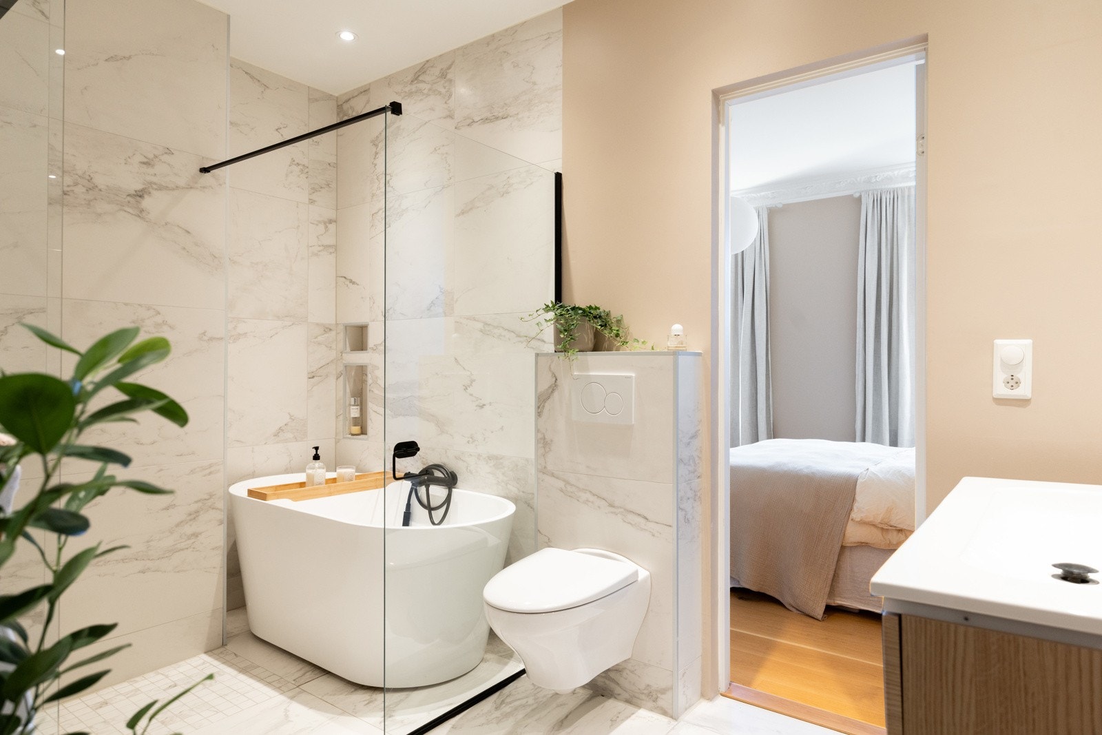 Badet har en funksjonell planløsning og oppleves som praktisk tilrettelagt for daglig bruk. Det er opplegg for vaskemaskin. Galleribilde