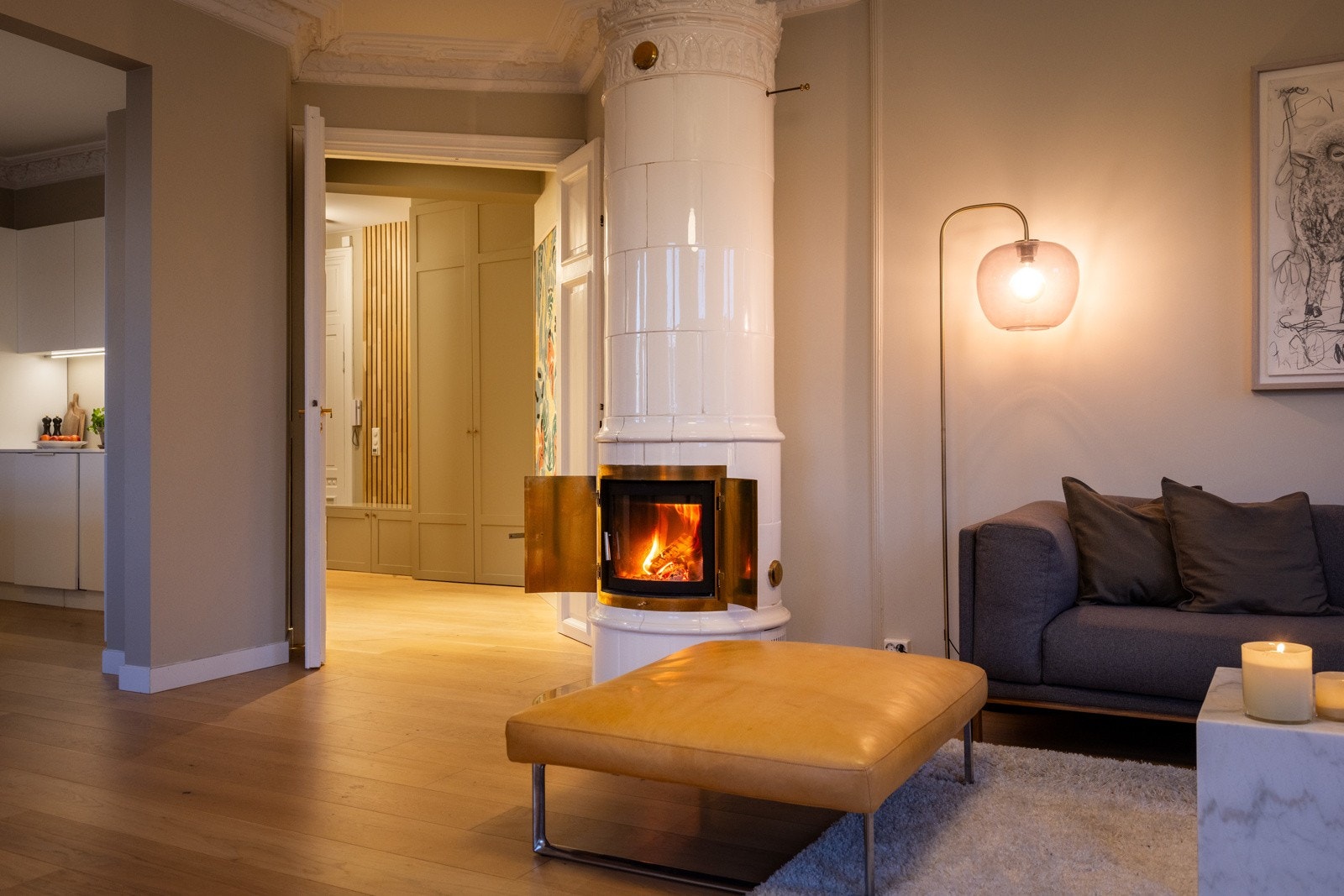 Flott kakkelovn bidrar med særpreg og en lun atmosfære. Galleribilde