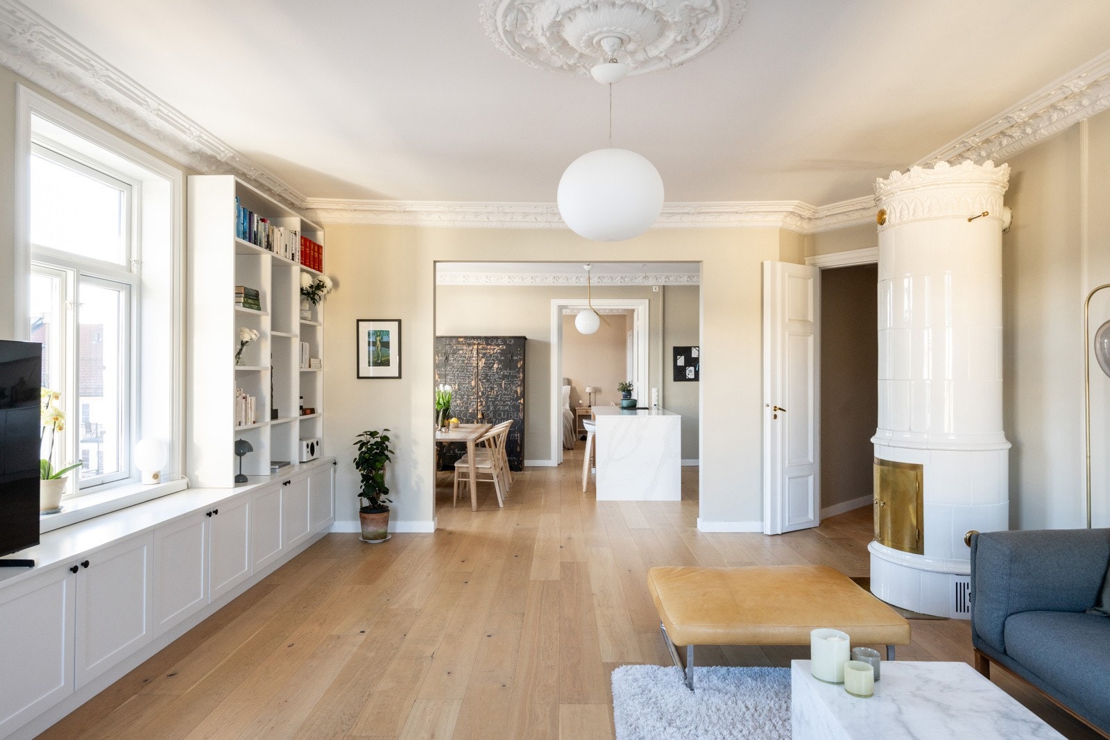 Fra stuen er det naturlig tilknytning til kjøkken og spiseområde. Galleribilde