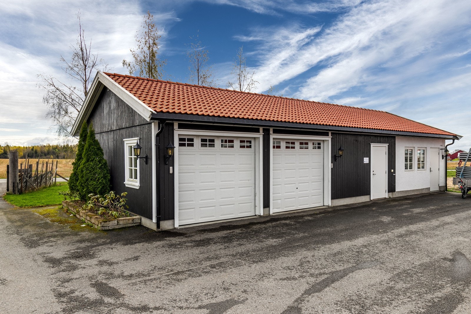 Garasjebygg med to kjøreporter. Galleribilde