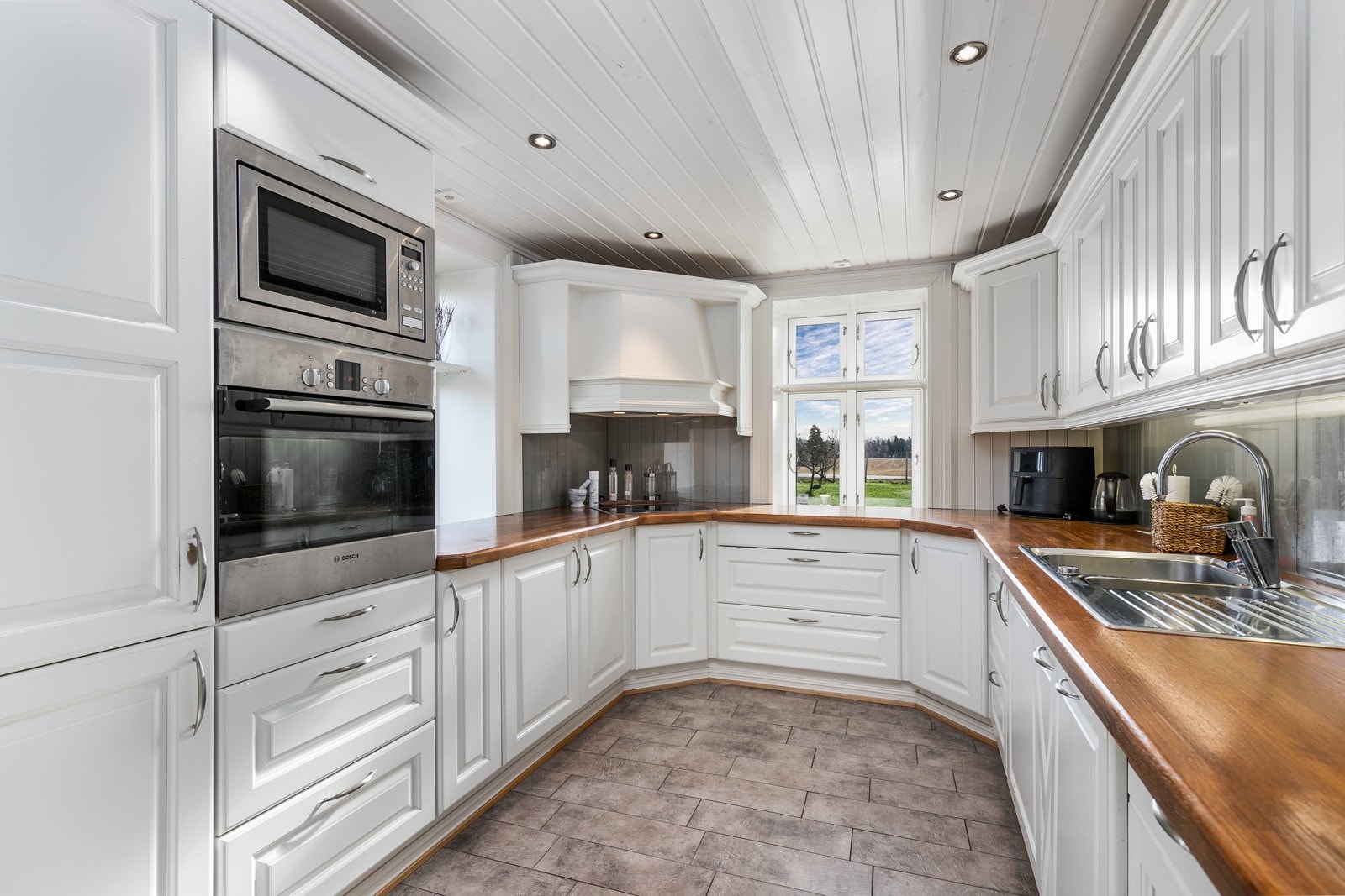 Kjøkkeninnredning fra 2008 med profilerte fronter. Galleribilde