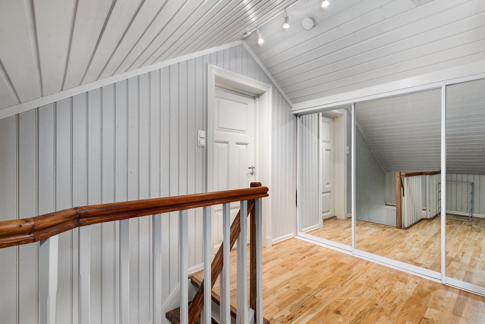 Godt med lagringsplass i skyvedørsgardeobe i 2. etasje. Galleribilde