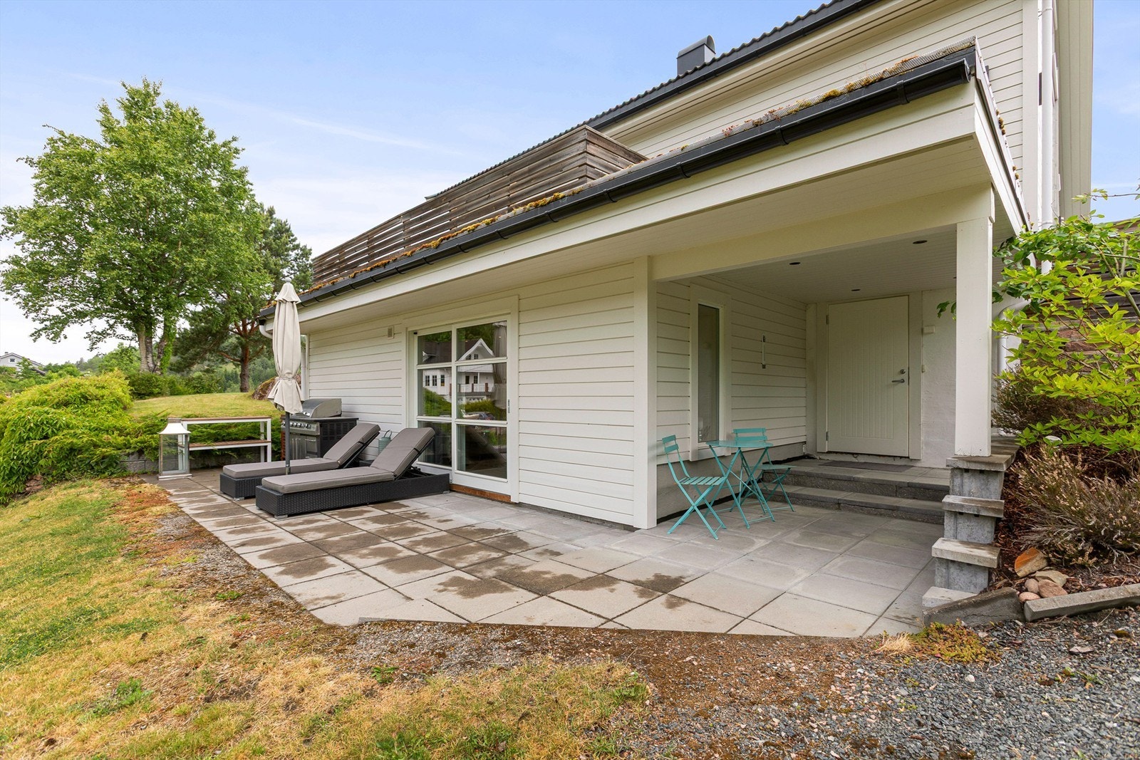 Romslig og fint uteområde til utleiedelen med utgang fra stuen Galleribilde