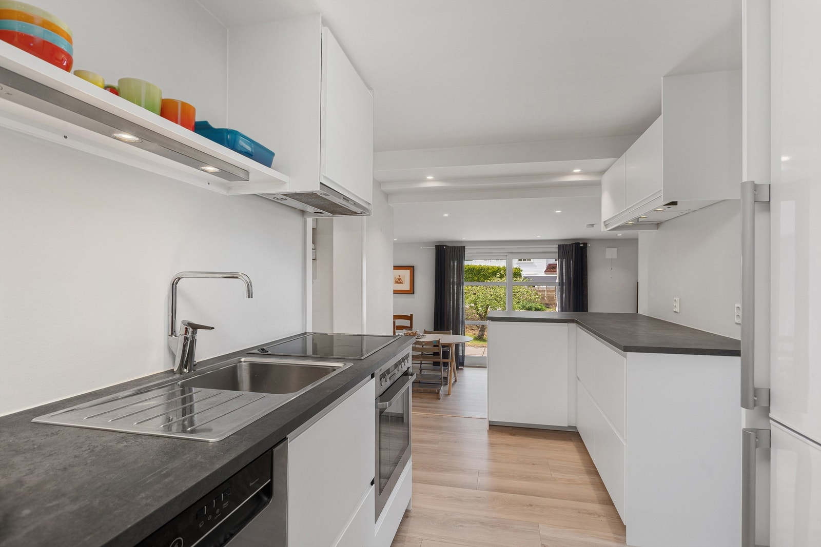 Lyst og pent kjøkken i slette fronter. Her er det godt med benkeplass Galleribilde