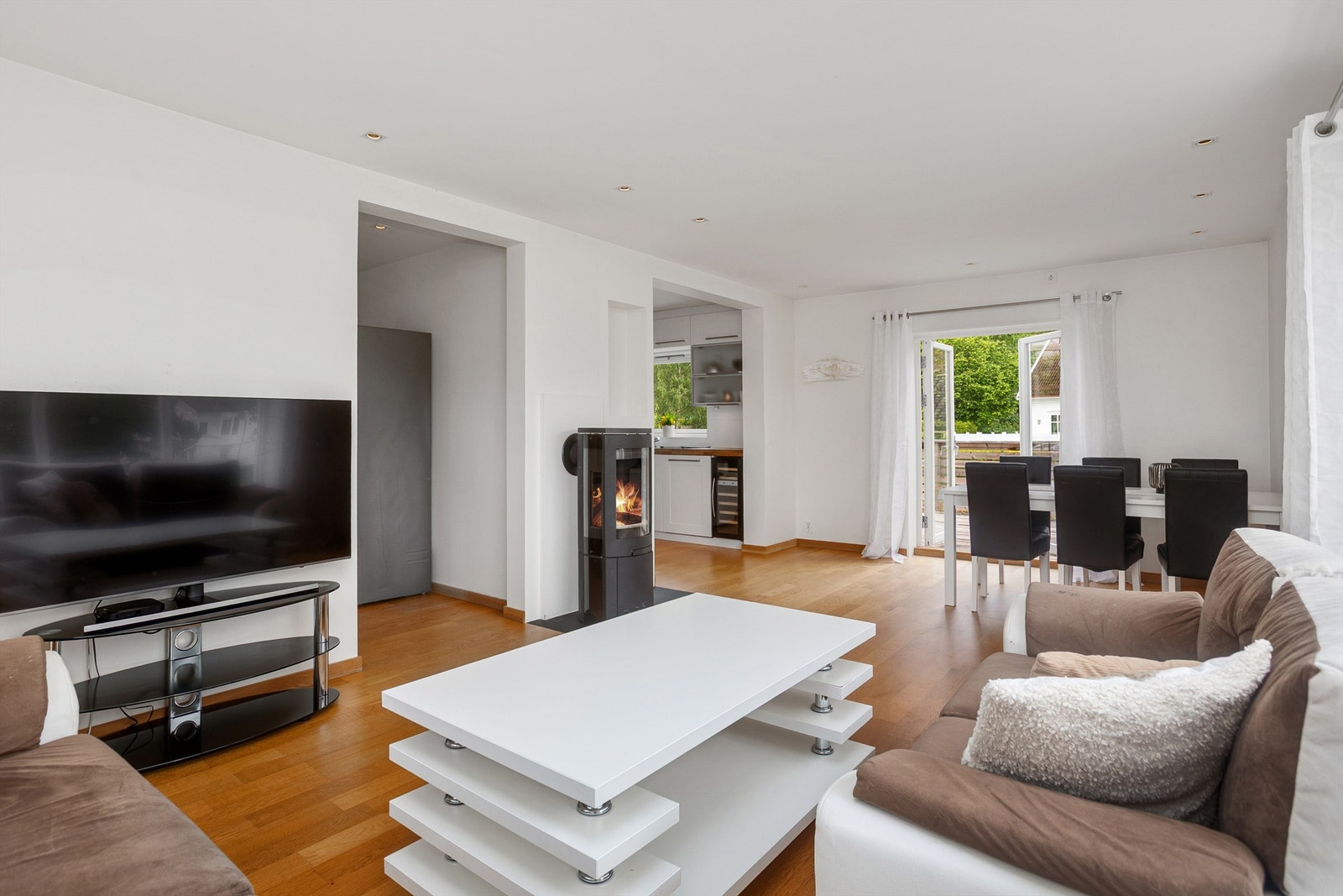 Delvis åpen stue/kjøkken løsning i hoveddelen Galleribilde