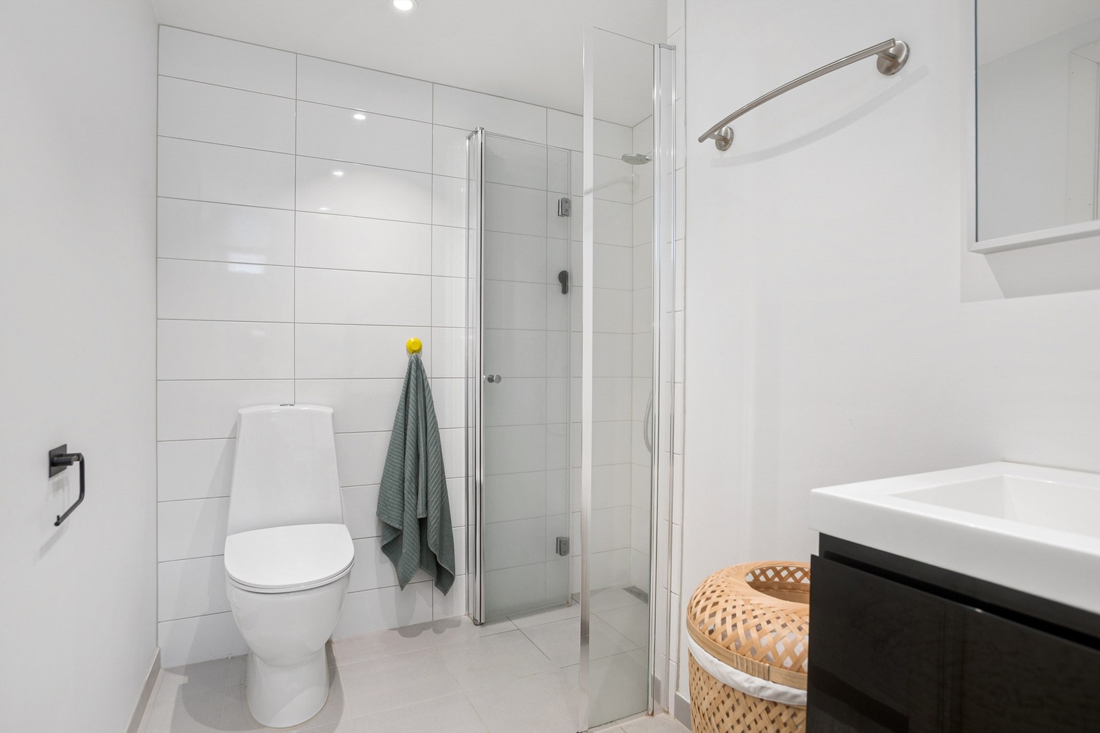 Flislagt bad i utleiedelen med dusjnisje med innfellbare dører, toalett samt servantskap Galleribilde