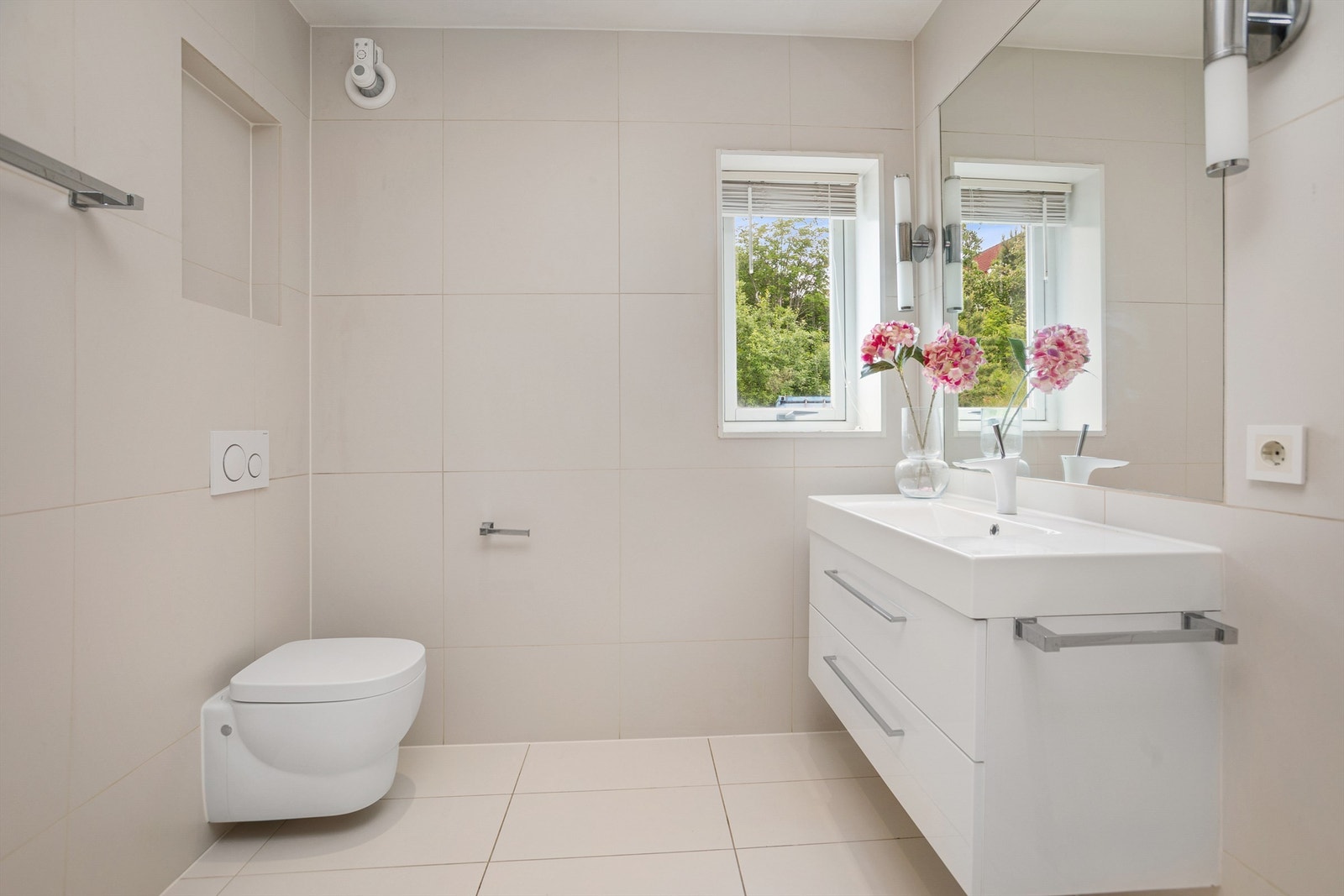 Innredet med vegghengt servantskap og vegghent toalett Galleribilde