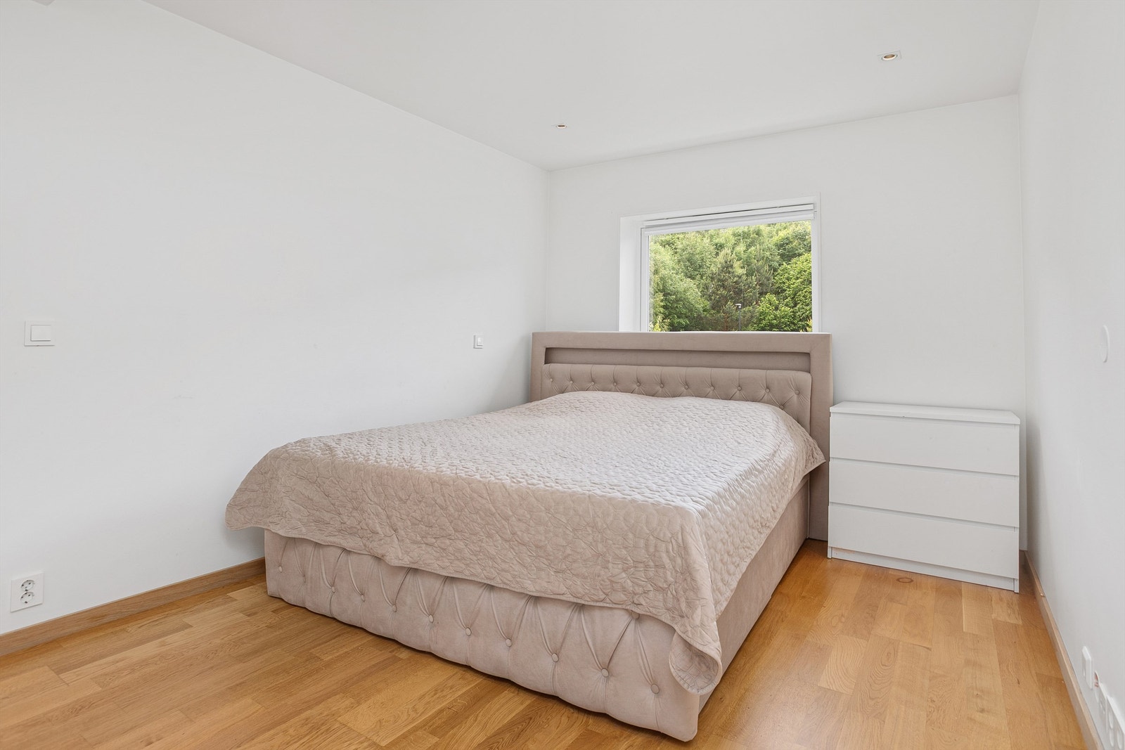 Stort og lyst soverom med god plass til dobbeltseng og nattbord Galleribilde