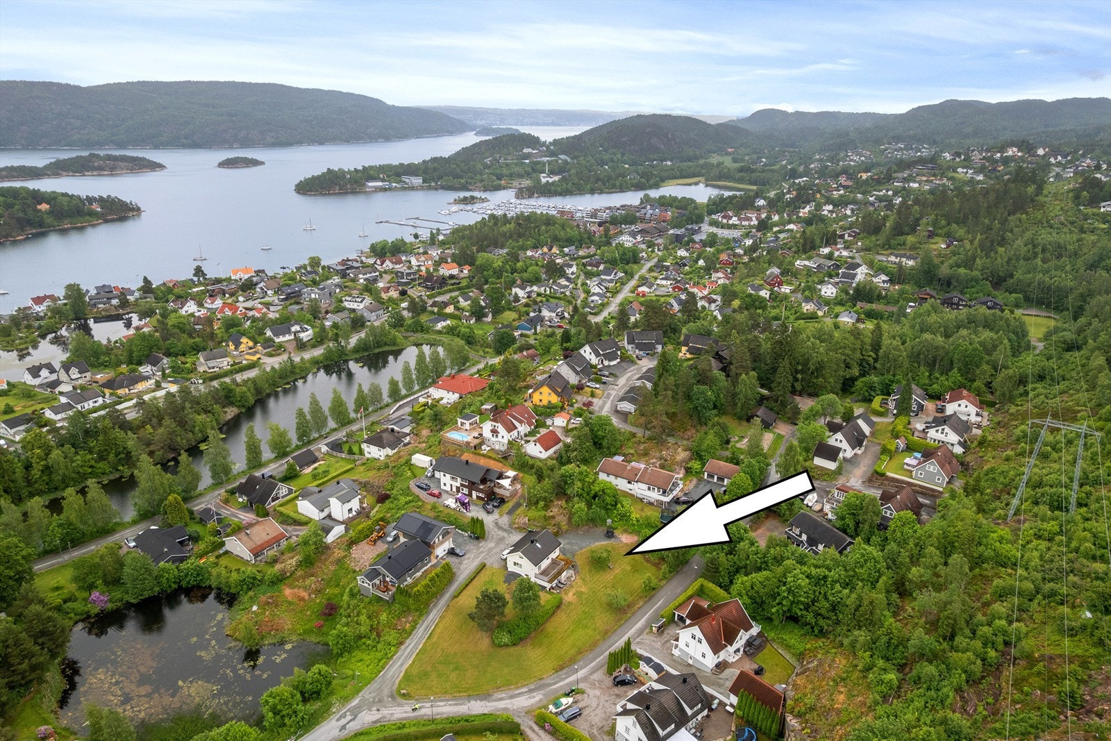 Kort vei til sentrum med alt fra båthavn og nærsenter, til serveringssteder med mer. Galleribilde