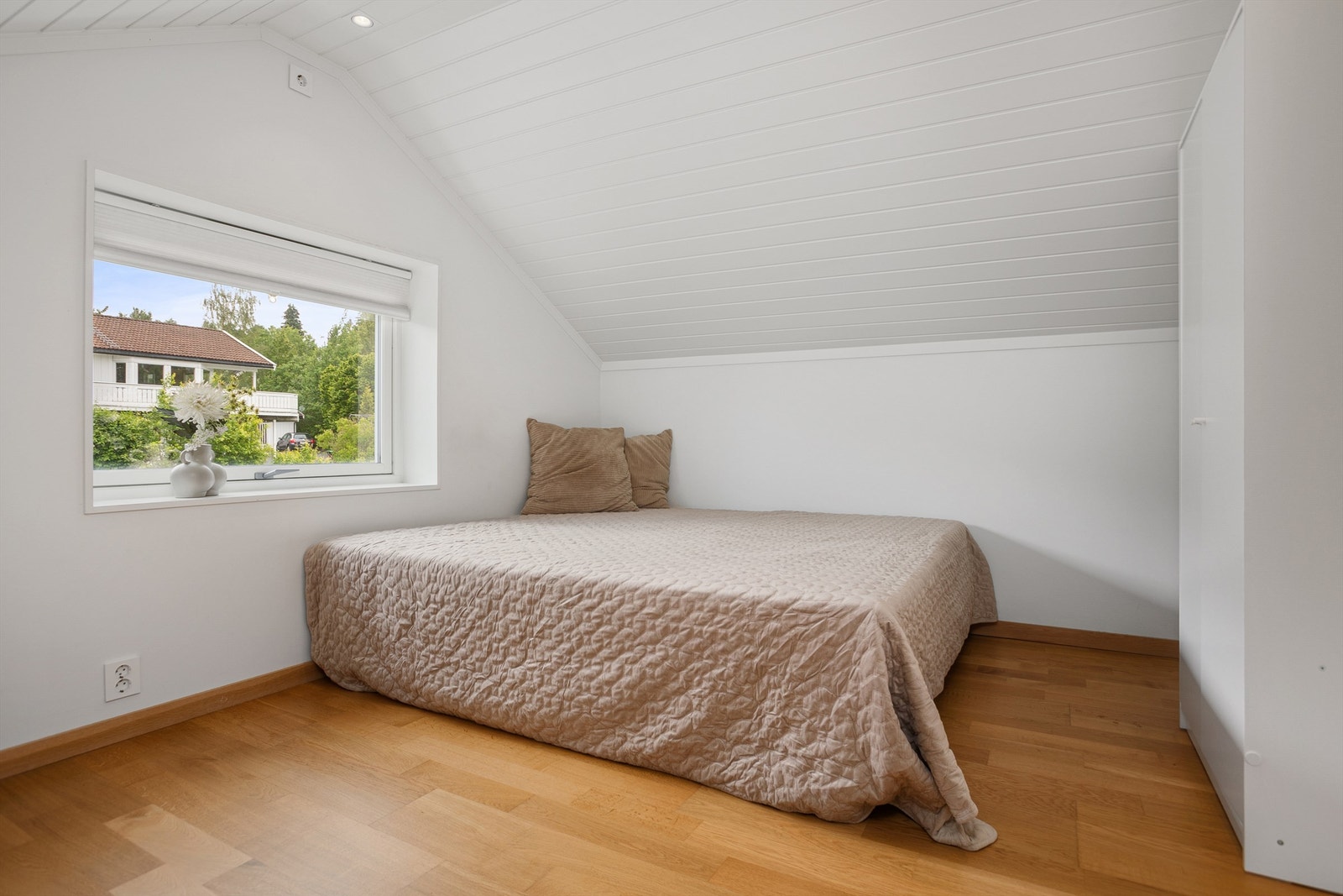 Soverom i 2.etg med plass til dobbeltseng og garderobeskap Galleribilde