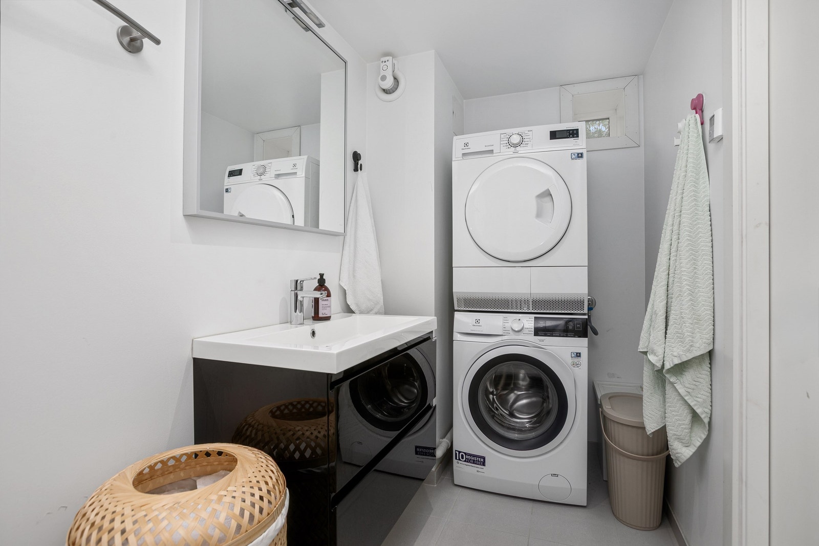 Opplegg for vaskemaskin og tørketrommel på badet Galleribilde