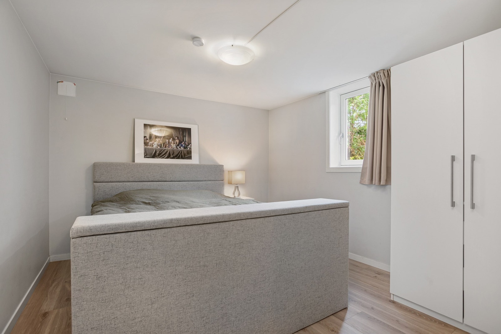 Hovedsoverommet til utleiedelen er av god størrelse med plass til dobbeltseng og garderobeskap Galleribilde