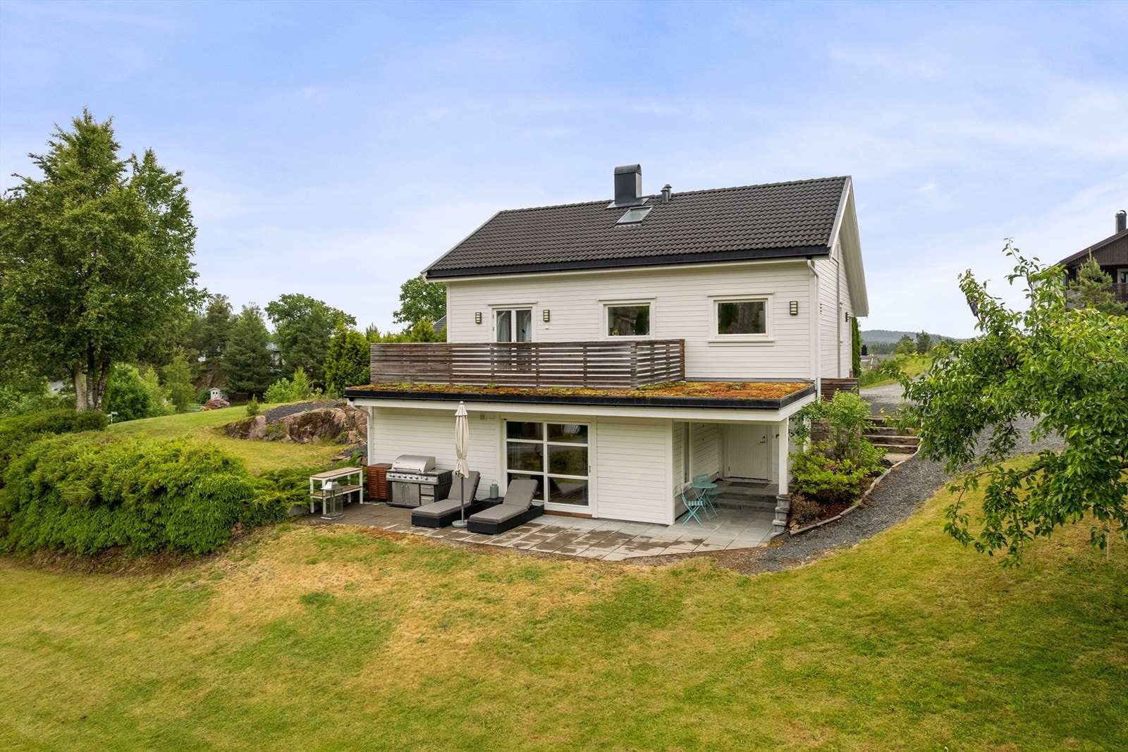 Tomten er på over 2 mål og har sol fra morgen til kveld Galleribilde