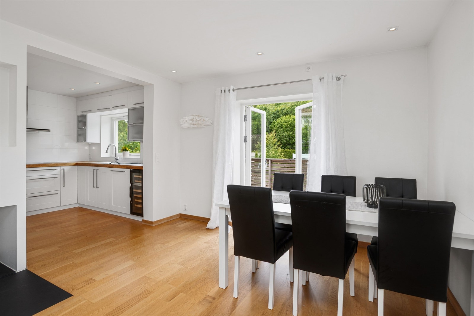 God plass til spisestue mellom stue og kjøkken. Herfra er det utgang til en solrik terrasse Galleribilde