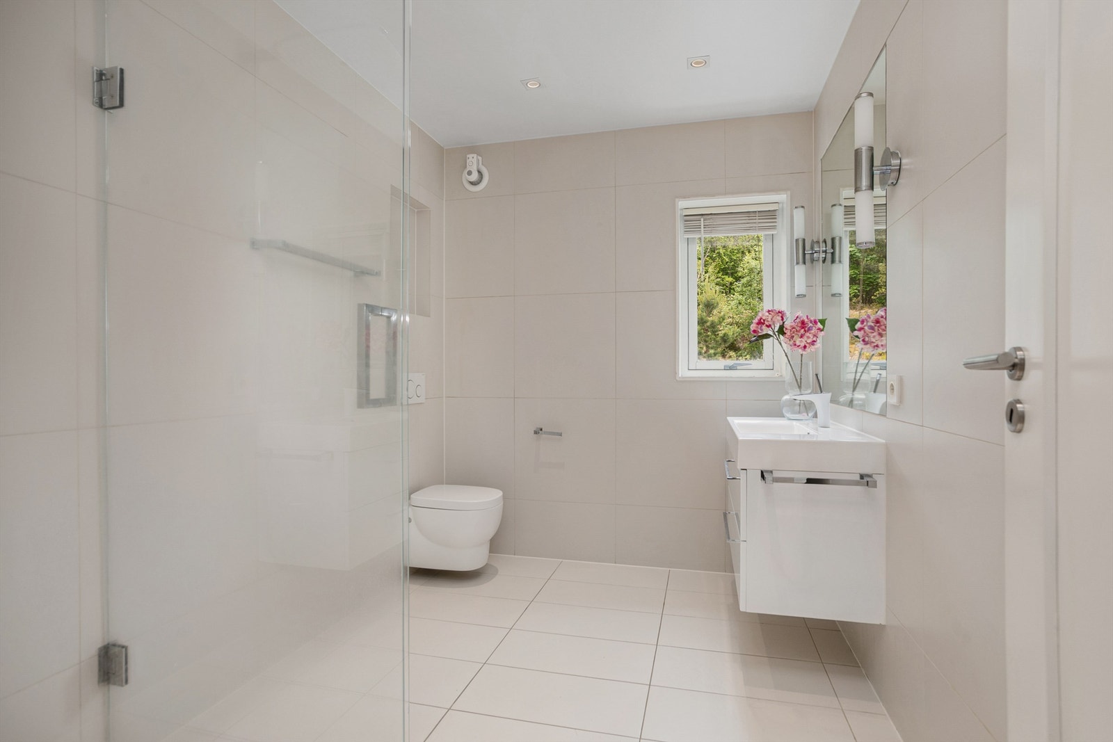 Pent flislagt bad med varme Galleribilde