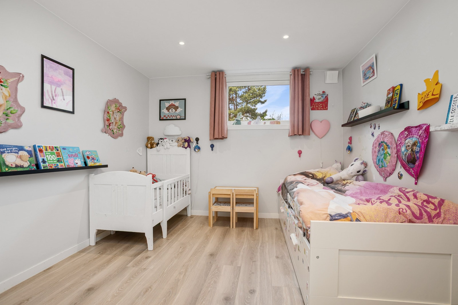 Soverom 2 i utleiedelen brukes i dag som barnerom, men har god plass til dobbeltseng og garderobeløsning Galleribilde