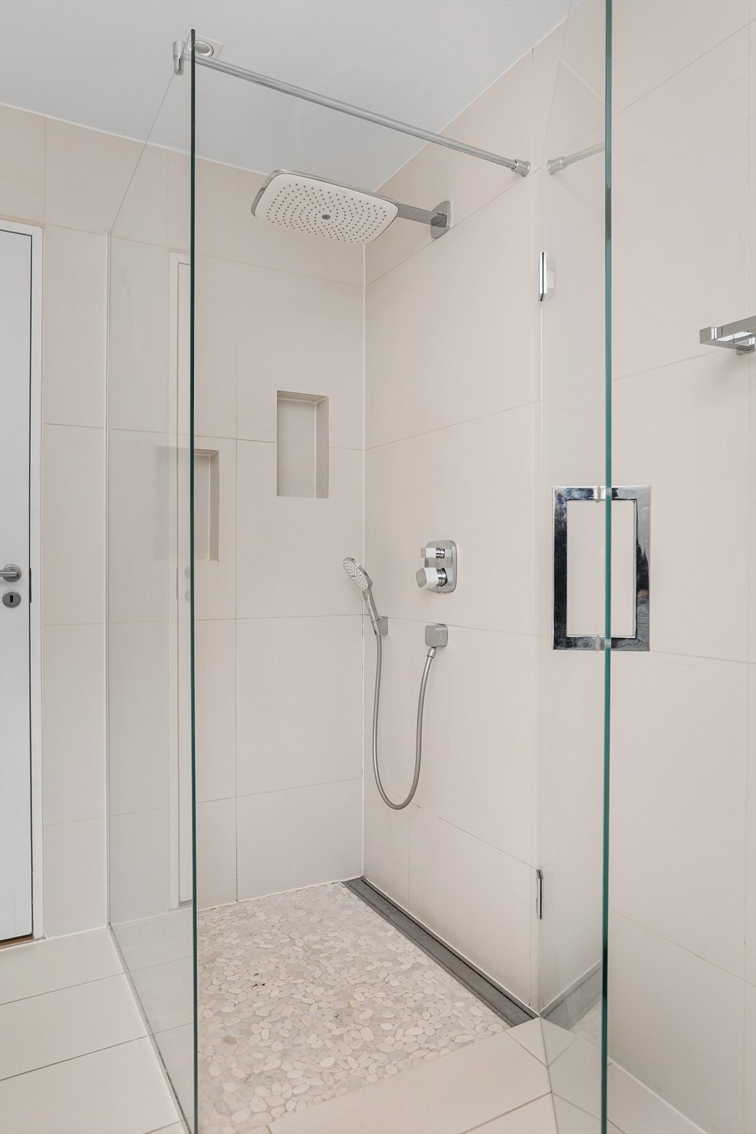 Badet er videre innredet med dusjhjørne med innfellbar glassdør Galleribilde