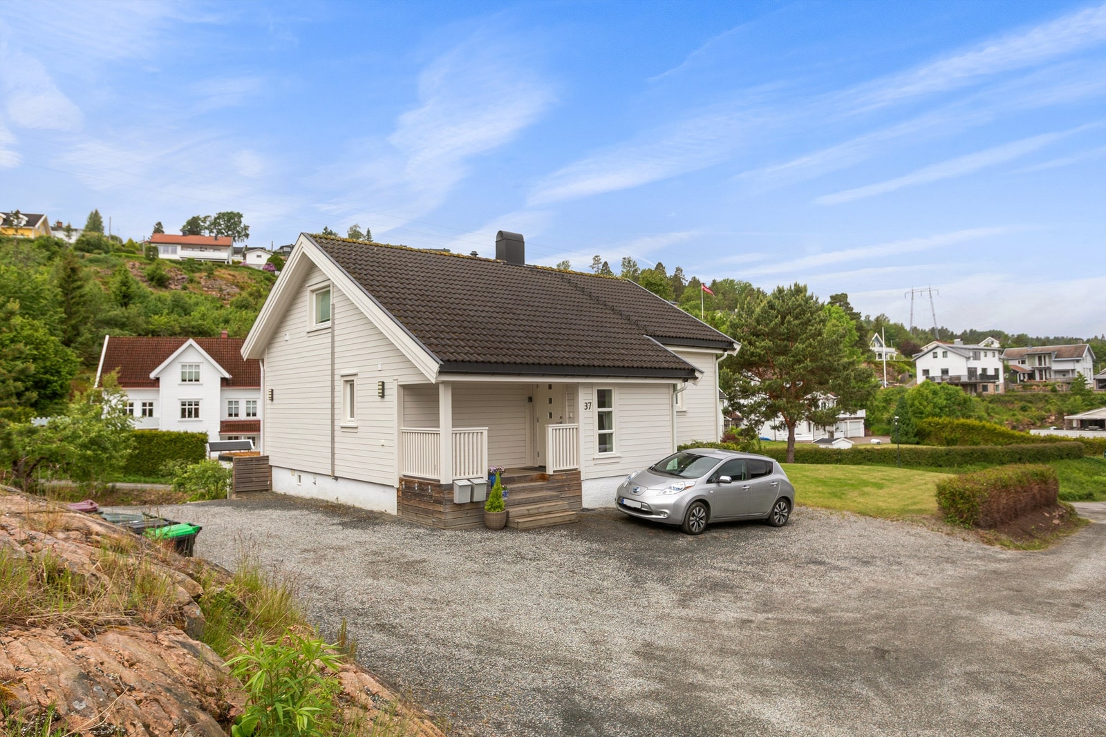 Gruset gårdsplass med gode parkeringsmuligheter for flere biler Galleribilde