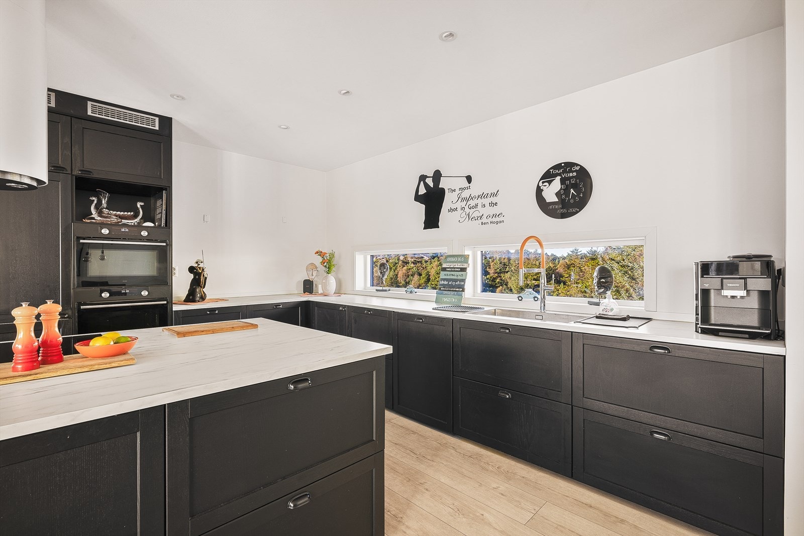 Kjøkkenet består av en lekker sort kjøkkeninnredning med profilerte fronter og laminert benkeplate som er svært lett å holde rent. Galleribilde