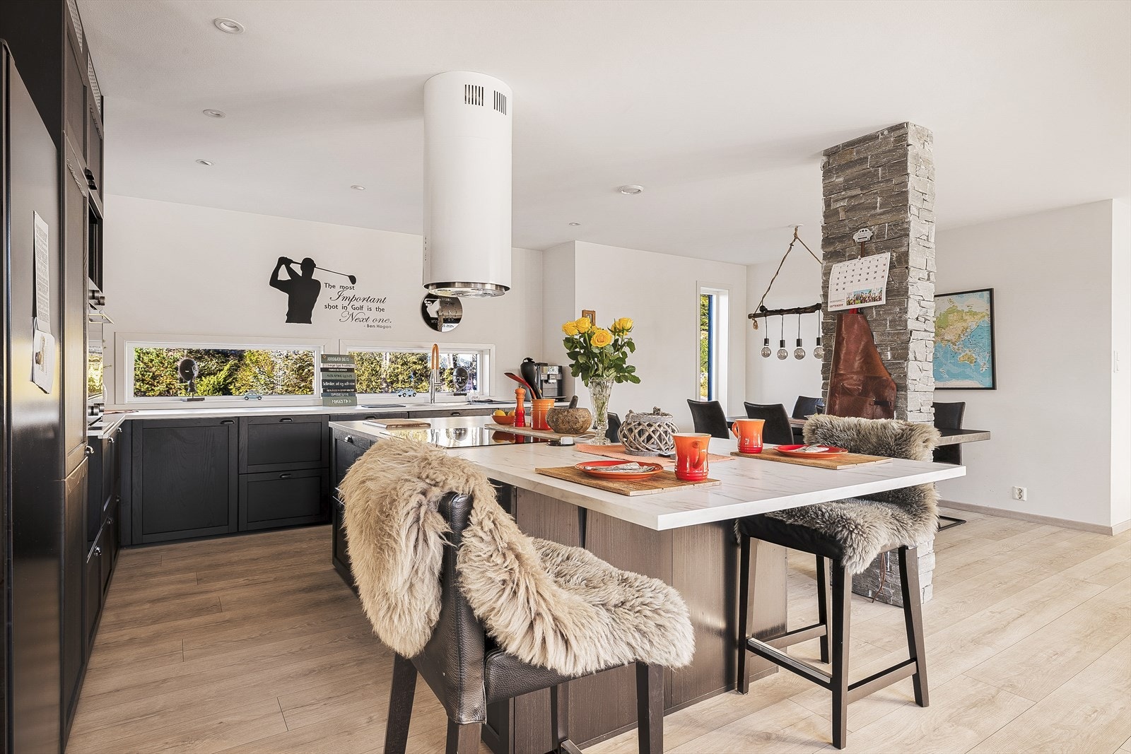 Kjøkkenet er utstyrt med integrerte hvitevarer, derav stekeovn, kombinert stekeovn og mikrobølgeovn, induksjonsplatetopp, oppvaskmaskin og kjøleskap som samlet sett sørger for effektivitet og gode matlagingsopplevelser Galleribilde