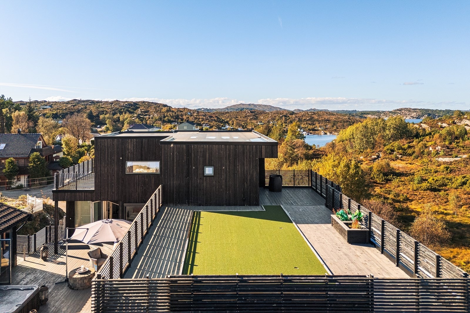 Fra masterbedroom har man direkte tilgang til takterrasse, målt til 78 m² med golfputtebane! Galleribilde