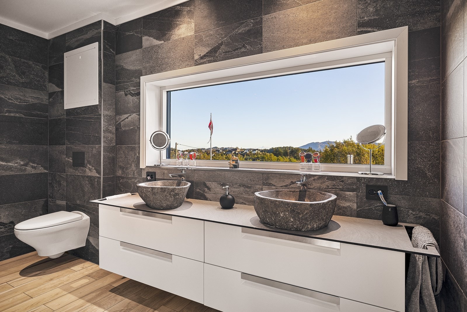 Velkommen inn på master bathroom som utgjør en fin størrelse, målt til 10,5m². Galleribilde