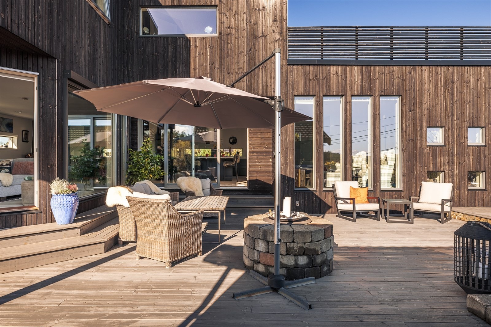 Med store vindusflater kan man nyte de flotte omgivelsene også inne fra stuen! Galleribilde