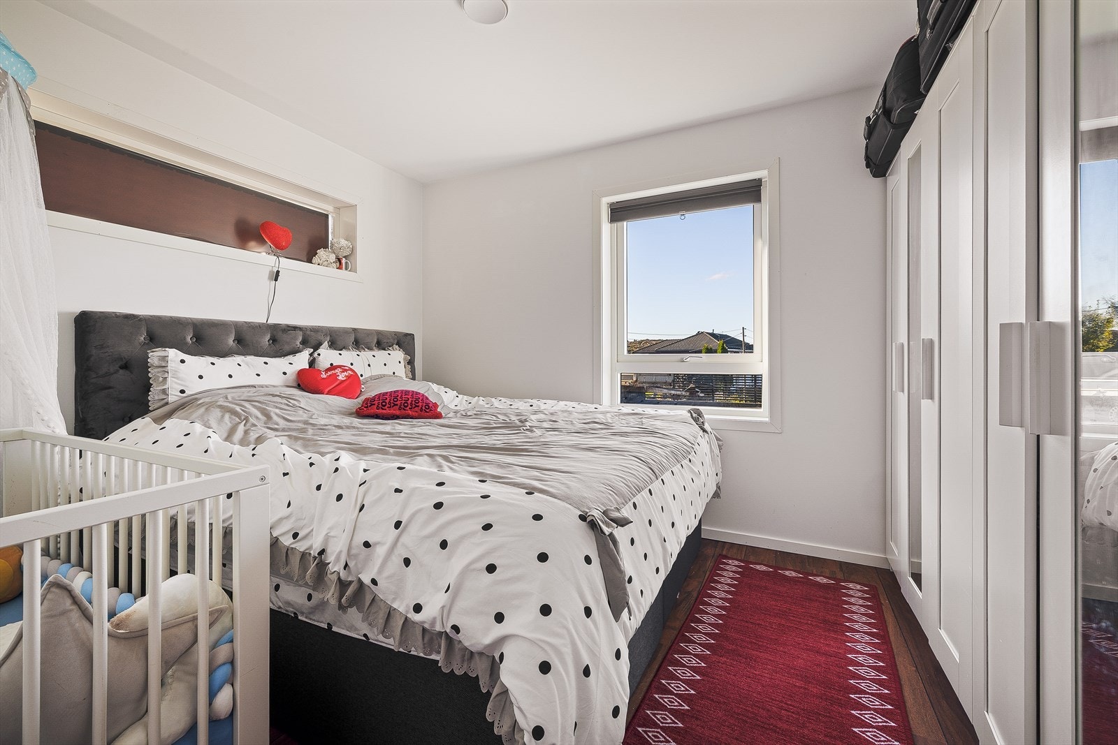 Soverom 1 i innredet del/leiligheten måles til 10,6m² og har plass til dobbeltseng og garderobeløsning Galleribilde