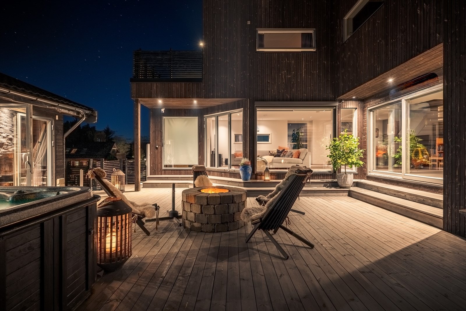 En utrolig flott uteplass som våkner til liv også på kveldstid! Galleribilde