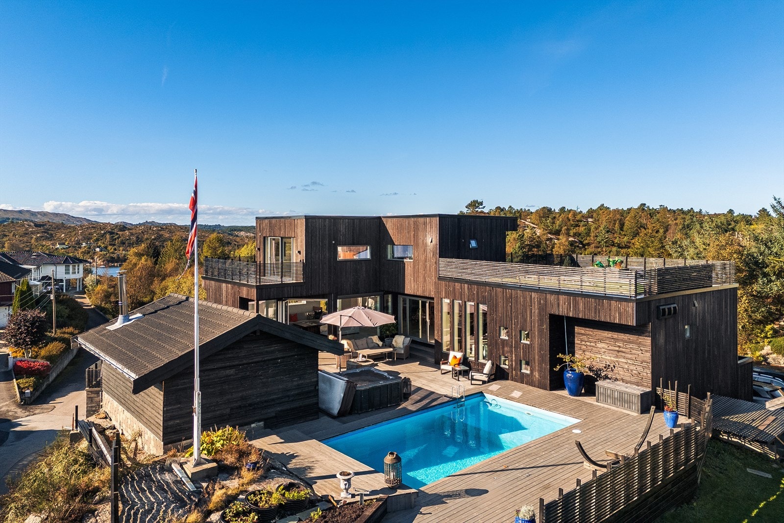 Fullstendig usjenert uteområde! Her får du også badebasseng målt til 29m² og de beste muligheter til flotte vår-og sommeropplevelser i eget hjem! Galleribilde