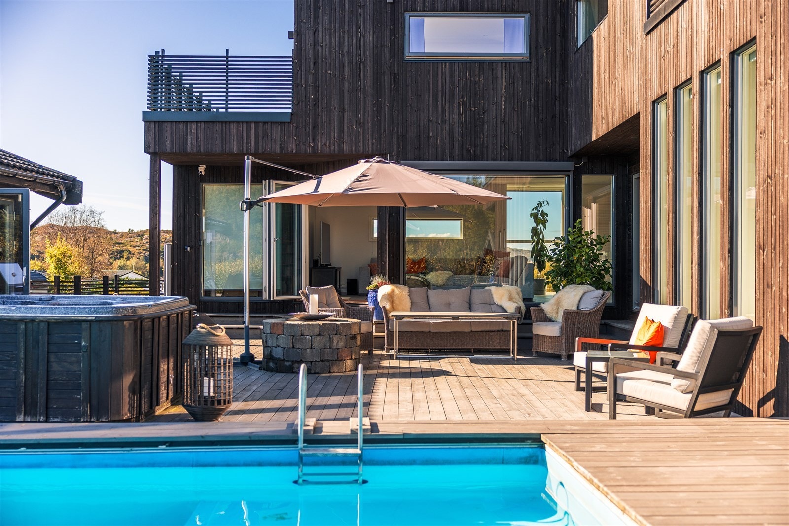 En rå eiendom bestående av flotte utesoner, perfekt for trivelige sammenkomster for storfamilien! Galleribilde