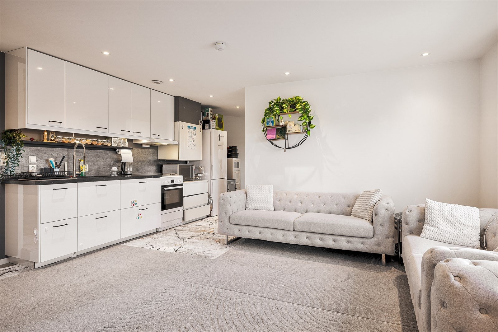 Innredet del/leilighet består av entrè, en åpen stue/kjøkkenløsning, 2 stk soverom og bad. NB! Ikke godkjent og står oppført som bodareal og garasje på opprinnelige tegninger. Galleribilde