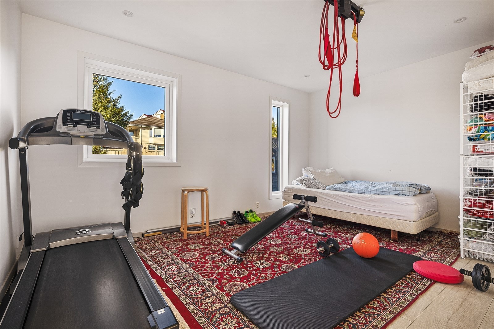 Her finner du blant annet soverom, målt til 14,8m². Dette soverommet benyttes pr. idag som et gjesterom/treningsrom Galleribilde