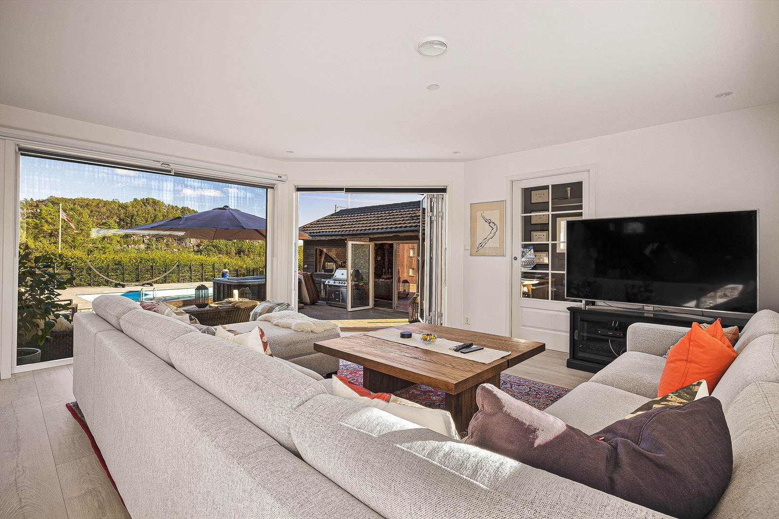 Et gjennomgående særtrekk i hele 1.etasje er store vindusflater som slipper inn rikelig med naturlig lys til en luftig atmosfære! Galleribilde