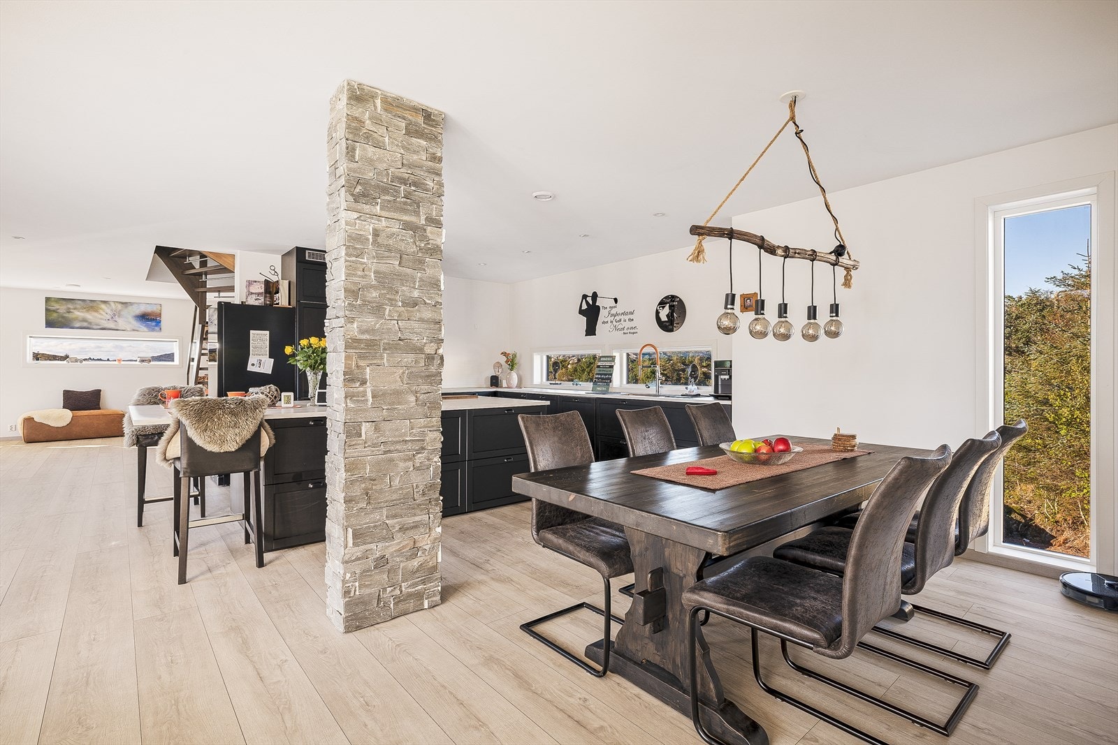 Videre kommer du inn til en lys og luftig åpen stue/kjøkken løsning med gode muligheter for sittegrupper og trivelige middagsmåltider i godt selskap. Galleribilde