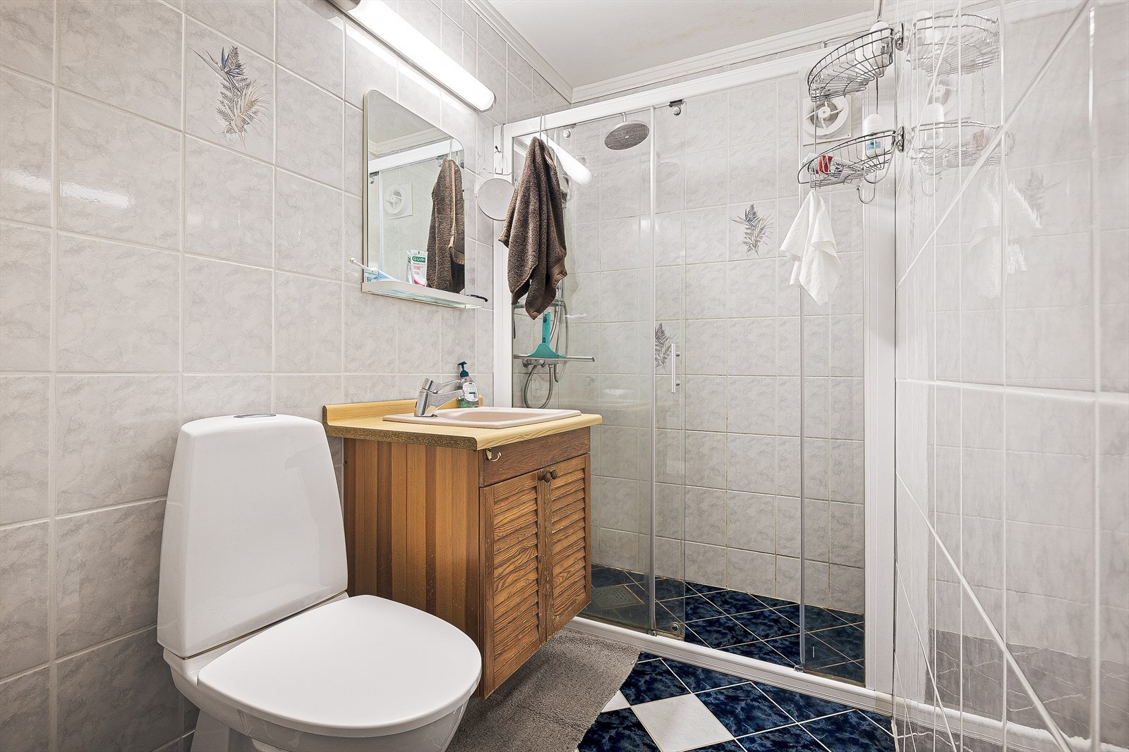 Badet i innredet del/hybel måles 3,1m² og består av keramiske fliser på gulv og på vegger. Her får du et bad som passer utmerket for en velfungerende hverdag! Galleribilde