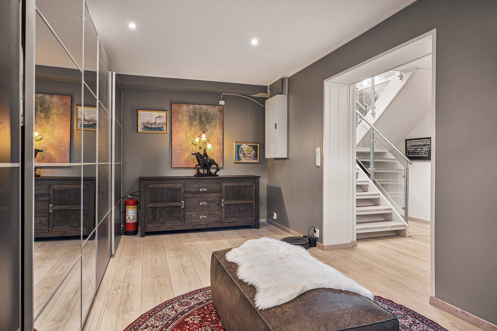 En svært romslig og innbydende entrè, målt til hele 17,4m². Her er det god plass for garderobeskap og muligheter til lagring og organisering av yttertøy og sko. Galleribilde