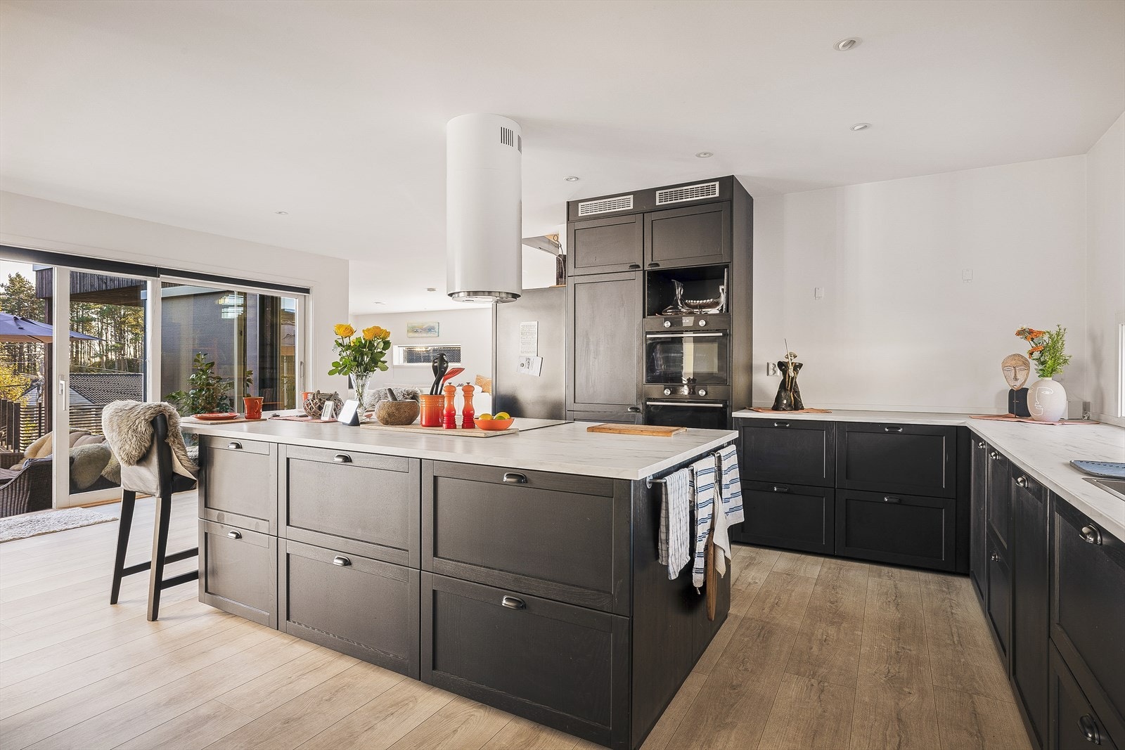 På kjøkkenet er det rikelig med benkeplass, skap og skuffeplass som tilrettelegger for god lagringsplass av diverse kjøkkenutstyr. Galleribilde