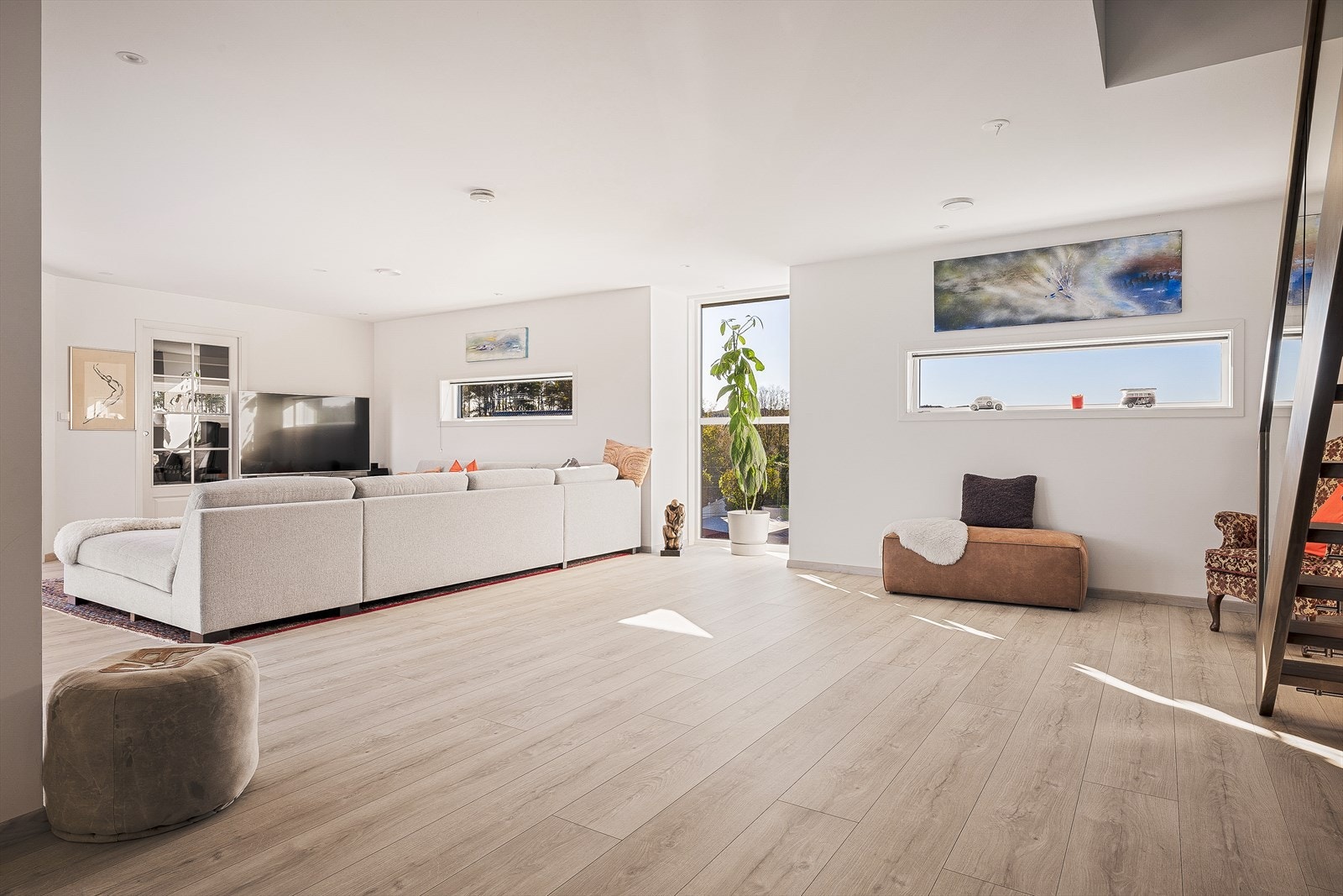 Fra kjøkkenet har du god oversikt mot stueområdet, som gjør det lett å kombinere både matlaging og sosialt samvær! Galleribilde