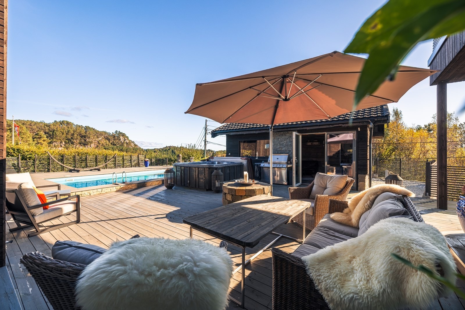 Fra stuen/kjøkkenet har man adkomst via terrassedør til et fantastisk uteområde, bestående av bemerkelsesverdige kvaliteter Galleribilde