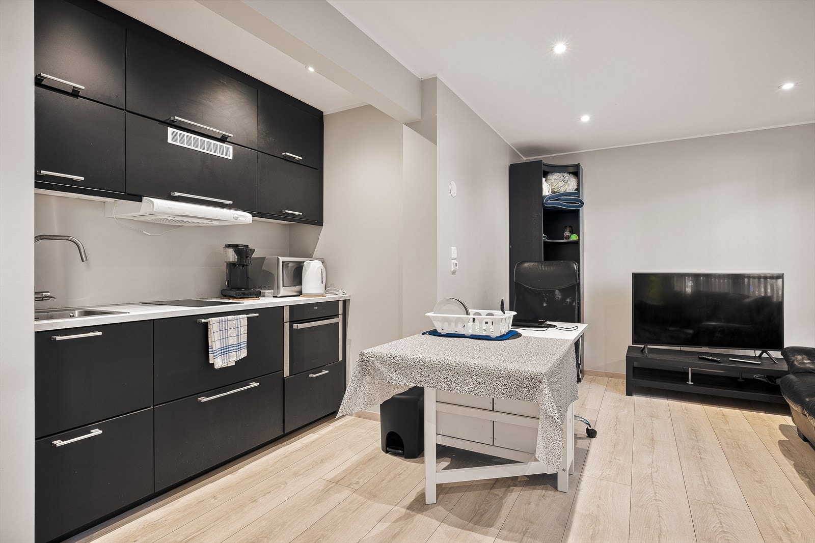 Innredet del/hybel består av entrè/gang, bad og åpen stue/kjøkkenløsning NB! Det foreligger godkjente og byggemeldte tegninger på denne delen, men de stemmer ikke med dagens bruk. Galleribilde