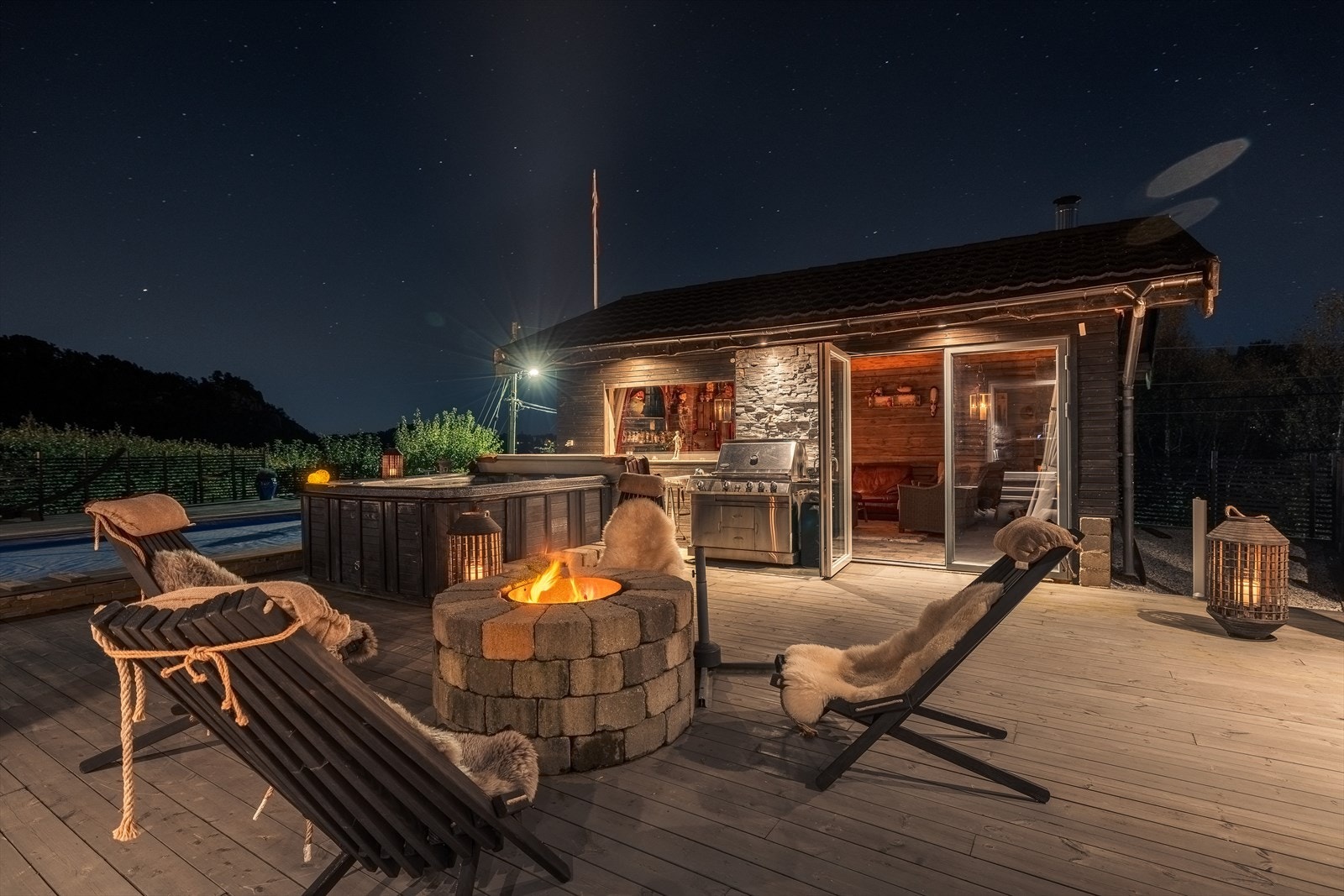 I tillegg består utearealet av en fantastisk utestue, hvor man kan nyte sammenkomster og trivelige studer i ly fra vær og vind. Galleribilde